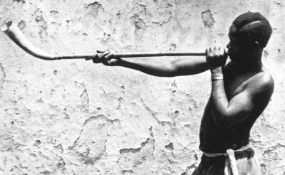 Die Ur-Vuvuzela aus dem südlichen Afrika im Einsatz Die Ur-Vuvuzela aus dem südlichen Afrika im Einsatz